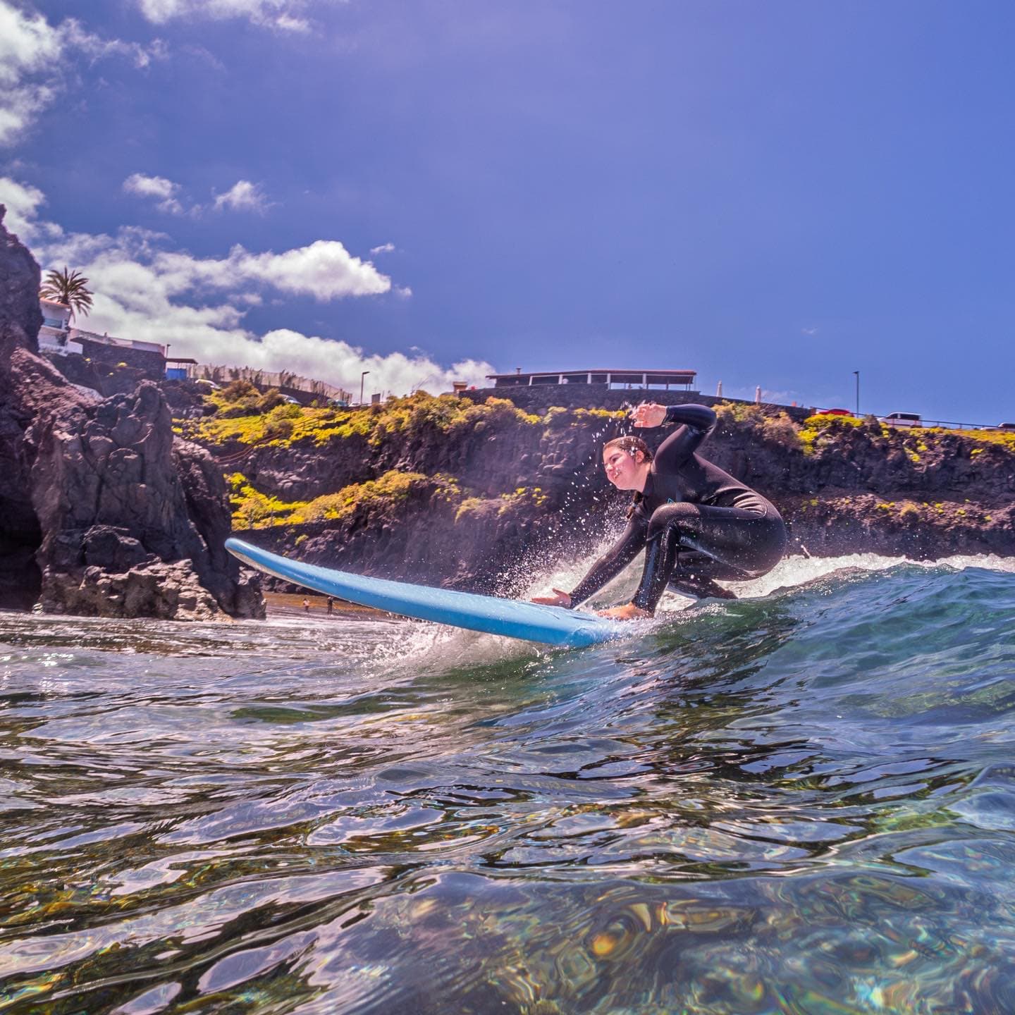 Clase de surf con instructor en las aguas cristalinas de Canarias